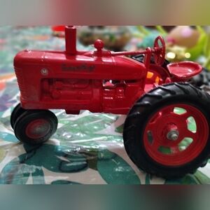1/16 McCormick Deering Farmall M Narrow Front NF Tractor